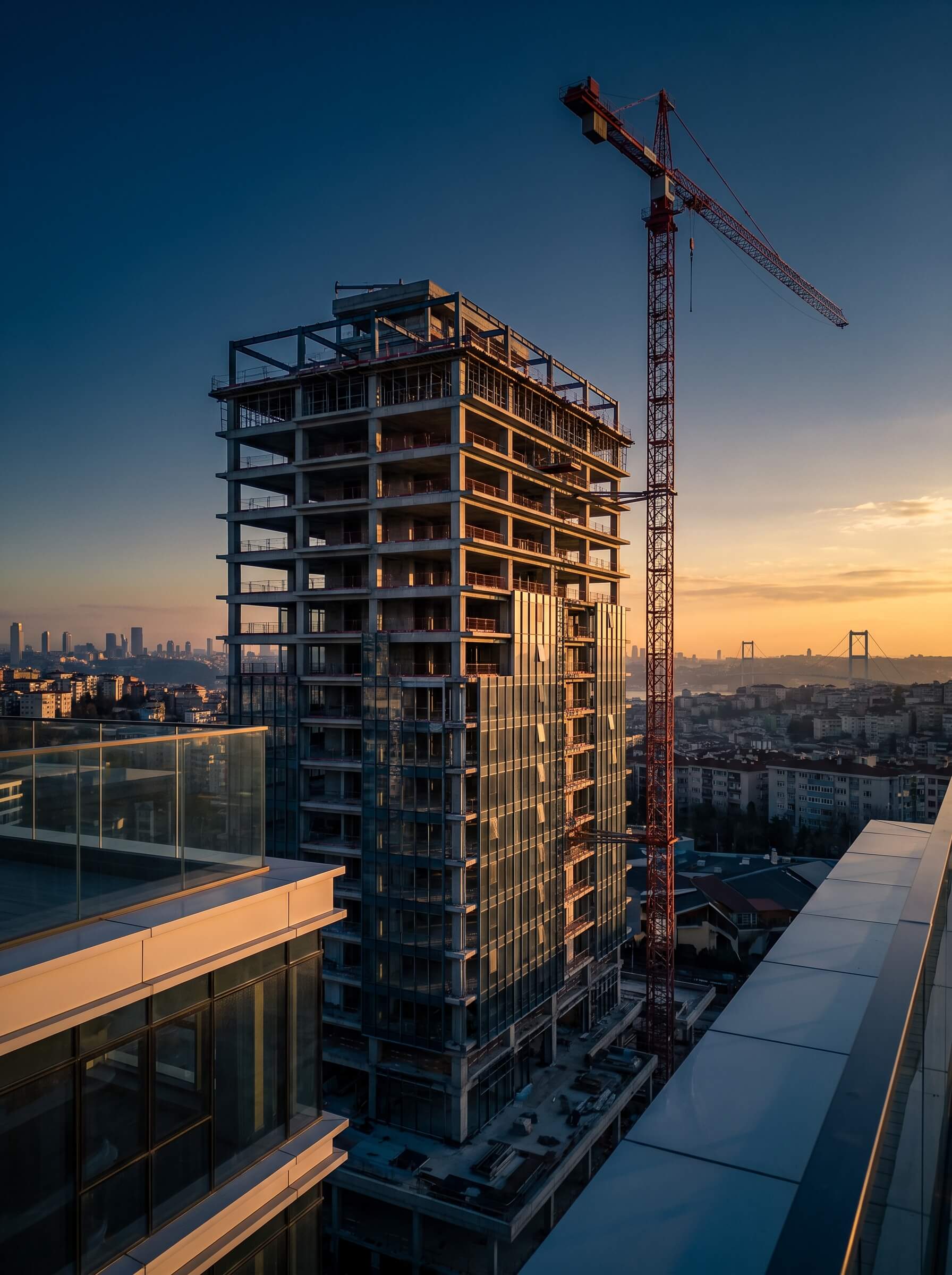 İstanbul modern konut inşaatı şantiyesi ve vinç